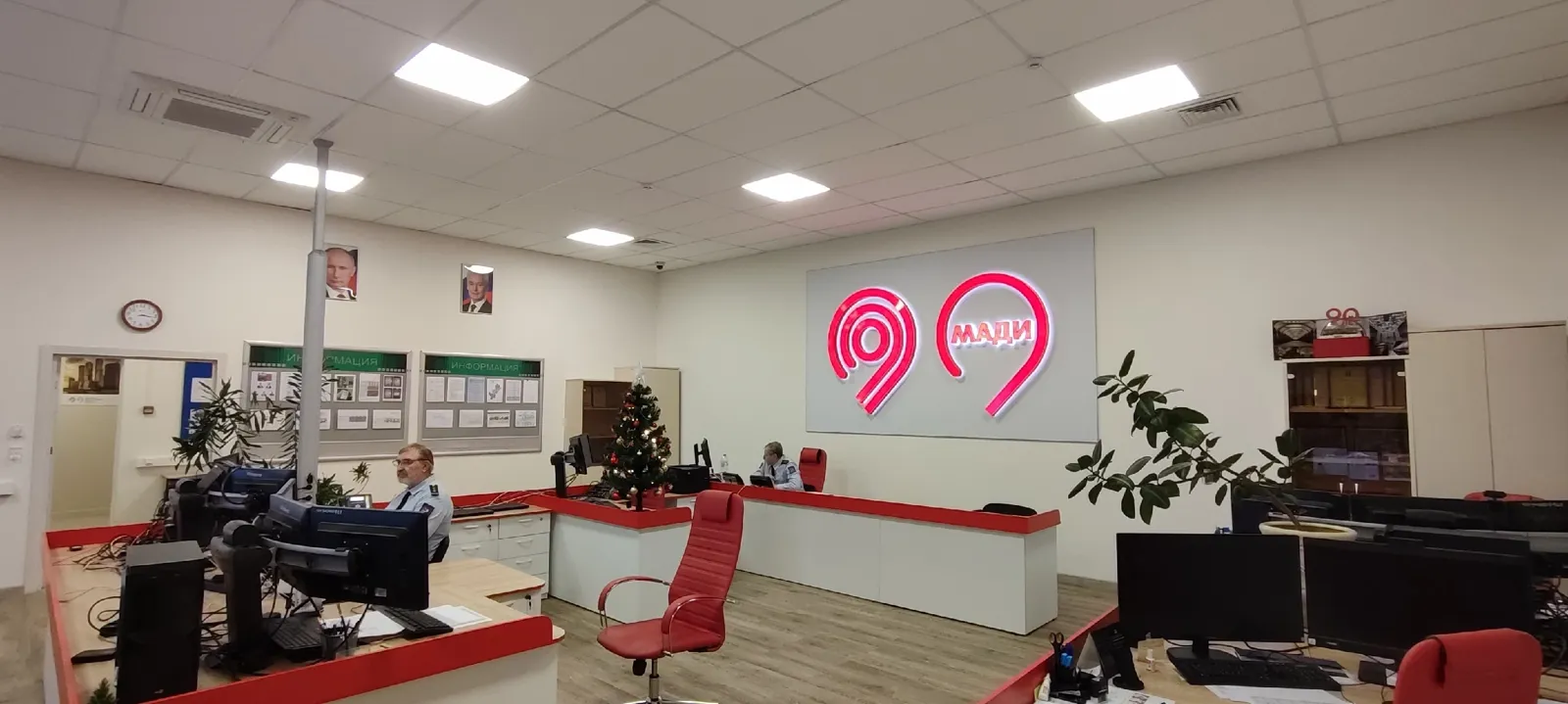 Логотип «99» на ресепшене